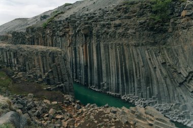 İzlanda, Studlagil Kanyonu 'ndan geçen Yeşil Nehir. Yüksek kalite fotoğraf