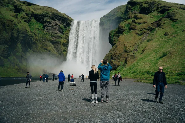 Cascata Skogarfoss Nel Sud Dell Islanda Con Turisti Foto Alta — Foto Stock