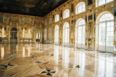 St. PETERSBURG, Rusya Ağustos, 2021 Catherine Sarayı 'nın balo salonu. Yüksek kalite fotoğraf