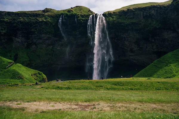 アイスランド南部にある美しく観光的な滝 Seljalandsfoss 高品質の写真 — ストック写真