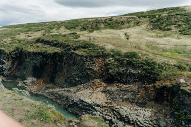 İzlanda, Studlagil Kanyonu 'ndan geçen Yeşil Nehir. Yüksek kalite fotoğraf