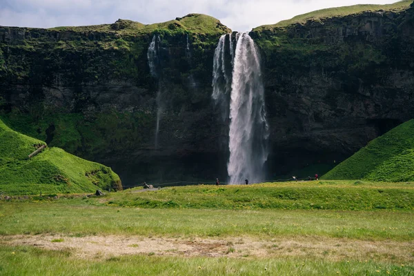 アイスランド南部にある美しく観光的な滝 Seljalandsfoss 高品質の写真 — ストック写真