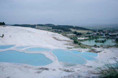 Pamukkale 'deki doğal travertin havuzları ve terasları. Hindi. Yüksek kalite fotoğraf