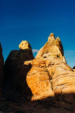 Nevada 'daki Fire State Park Vadisi' nden geçen yol. Yüksek kalite fotoğraf