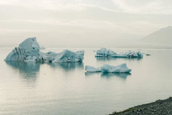 ジョクルサロン氷河ラグーンとダイヤモンドビーチアイスランドの南のVatnajokull国立公園に位置しています 高品質の写真 — ストック写真