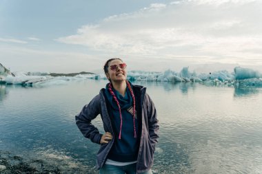 Jokulsarlon Buzul Gölü ve İzlanda 'nın güneyindeki Vatnajokull Ulusal Parkı' nda yer alan Elmas Plajı. Yüksek kalite fotoğraf