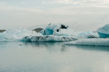 Jokulsarlon Buzul Gölü ve İzlanda 'nın güneyindeki Vatnajokull Ulusal Parkı' nda yer alan Elmas Plajı. Yüksek kalite fotoğraf