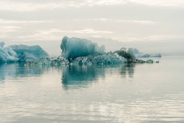 Jokulsarlon Buzul Gölü ve İzlanda 'nın güneyindeki Vatnajokull Ulusal Parkı' nda yer alan Elmas Plajı. Yüksek kalite fotoğraf
