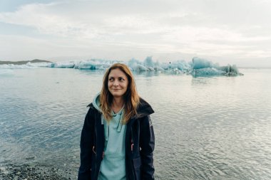 Jokulsarlon Buzul Gölü ve İzlanda 'nın güneyindeki Vatnajokull Ulusal Parkı' nda yer alan Elmas Plajı. Yüksek kalite fotoğraf