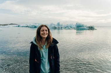 Jokulsarlon Buzul Gölü ve İzlanda 'nın güneyindeki Vatnajokull Ulusal Parkı' nda yer alan Elmas Plajı. Yüksek kalite fotoğraf
