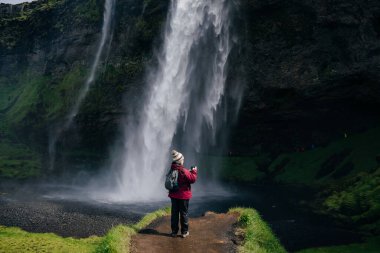 Seljalandsfoss, İzlanda 'nın güneyinde güzel ve turistik bir şelale. Yüksek kalite fotoğraf