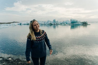 Jokulsarlon Buzul Gölü ve İzlanda 'nın güneyindeki Vatnajokull Ulusal Parkı' nda yer alan Elmas Plajı. Yüksek kalite fotoğraf