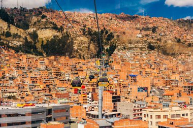 Turuncu çatılar ve Bolivya başkenti La Paz, Bolivya 'nın binaları üzerinde kablo arabalar veya füniküler sistem