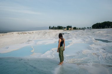 Pamukkale 'deki doğal travertin havuzları ve terasları. Türkiye 'nin güneybatısındaki pamuk kale. Yüksek kalite fotoğraf