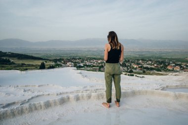 Pamukkale 'deki doğal travertin havuzları ve terasları. Türkiye 'nin güneybatısındaki pamuk kale. Yüksek kalite fotoğraf