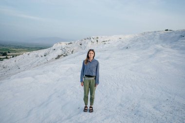Pamukkale 'deki doğal travertin havuzları ve terasları. Türkiye 'nin güneybatısındaki pamuk kale. Yüksek kalite fotoğraf
