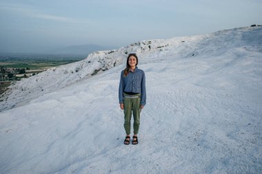 Pamukkale 'deki doğal travertin havuzları ve terasları. Türkiye 'nin güneybatısındaki pamuk kale. Yüksek kalite fotoğraf