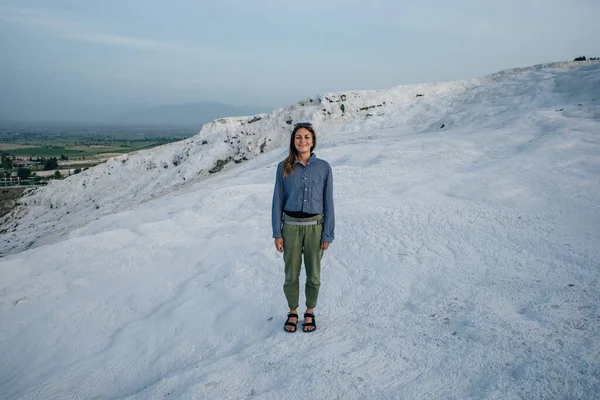 Pamukkale 'deki doğal travertin havuzları ve terasları. Türkiye 'nin güneybatısındaki pamuk kale. Yüksek kalite fotoğraf