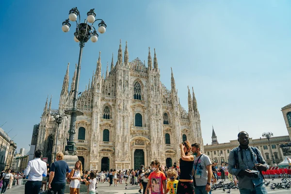 Символ Миланского Собора Оживленной Площади Италия Высокое Качество Фото — стоковое фото