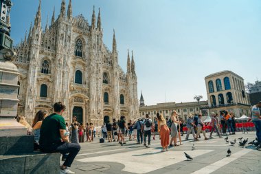 Milan 'ın Duomo-Katedral sembolü ve işlek meydan, İtalya. Yüksek kalite fotoğraf