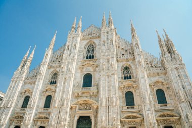 Milan 'ın Duomo-Katedral sembolü ve işlek meydan, İtalya. Yüksek kalite fotoğraf