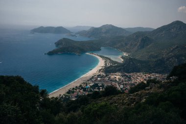Türkiye 'nin Fethiye ilindeki Oludeniz mavi gölü ve kum plajı. Türkiye 'nin güneybatısındaki Turkuaz Sahili, Oludeniz' de güneşli bir günde Lycian yolunda yürüyüş yaparken çekildi. Yüksek kalite fotoğraf