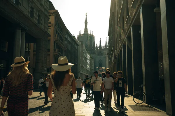 意大利米兰大街上的人们 高质量的照片 — 图库照片