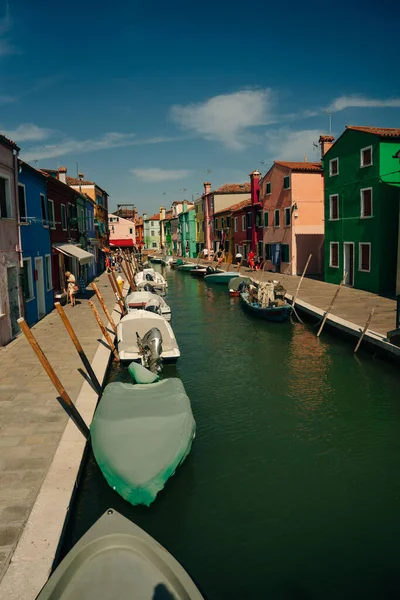 Vibranti Case Lungo Canale Fiancheggiato Barche Burano Venezia Italia Foto — Foto Stock