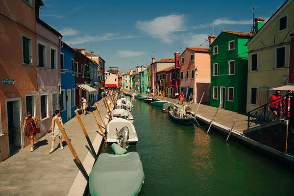 Burano Itálie Listopad 2021 Pohled Pestrobarevné Benátské Domy Podél Kanálu — Stock fotografie
