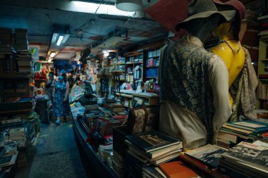 Venedik, İtalya - Kasım, 2021 Venedik 'te tüm kitaplarla birlikte Eskiler' in kitapçısı. Yüksek kalite fotoğraf