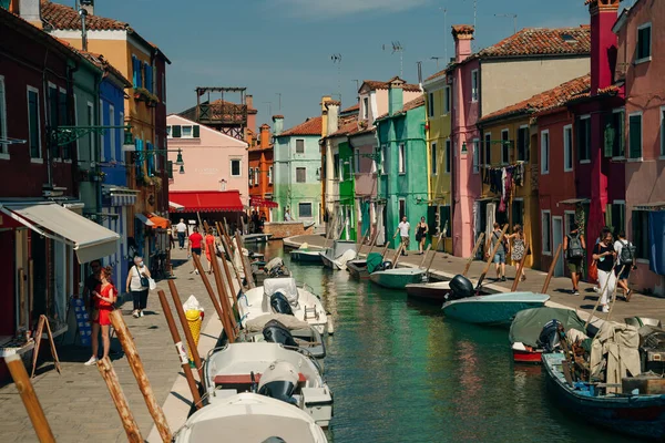 Burano Itálie Listopad 2021 Pohled Pestrobarevné Benátské Domy Podél Kanálu — Stock fotografie