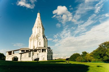 Moskova, Rusya - Kasım, 2021. Kolomenskoye 'deki Tanrı' nın Yükselişi Kilisesi mavi gökyüzüne karşı. Yüksek kalite fotoğraf