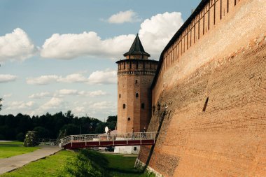 Kolomna, Rusya - Kasım, 2021: Kolomna 'daki tuğladan kale duvarının kalıntıları. Yüksek kalite fotoğraf