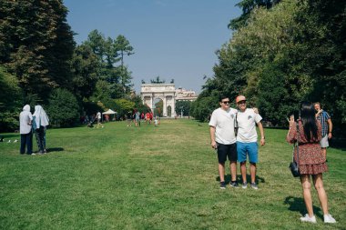 Milan, İtalya - Kasım, 2021 Barış Kemeri yakınlarında Sempione Park 'ta turist. Yüksek kalite fotoğraf