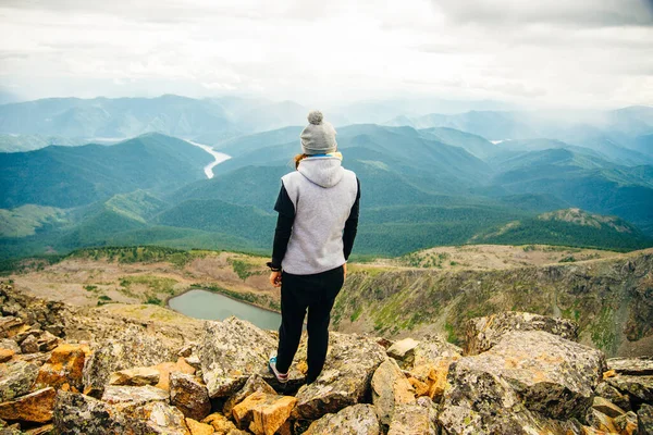 Kalın Elbiseli Bir Kız Arkasında Güzel Dağlar Göllerle Duruyor Yüksek — Stok fotoğraf