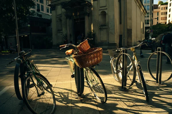 Bicicletas Com Cestas Milão Itália Foto Alta Qualidade — Fotografia de Stock
