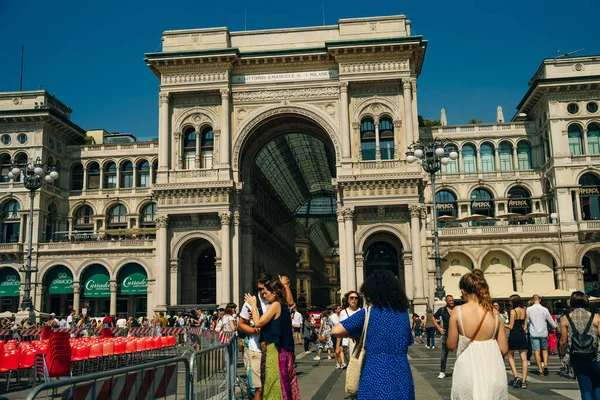 2021年11月 游客参观意大利米兰的多摩广场 高质量的照片 — 图库照片