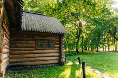 Büyük Peter 'ın evi 1702 yılında Kolomenskoye parkında inşa edildi, Moskova, Rusya - Kasım, 2021. Yüksek kalite fotoğraf