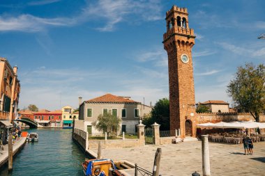 Santa Maria e San Donato Kilisesi ve İtalya 'nın Murano kentindeki Campo San Donato Meydanı' ndaki çan kulesi binası. Kasım 2021. Yüksek kalite fotoğraf