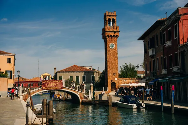 Santa Maria e San Donato Kilisesi ve İtalya 'nın Murano kentindeki Campo San Donato Meydanı' ndaki çan kulesi binası. Kasım 2021. Yüksek kalite fotoğraf