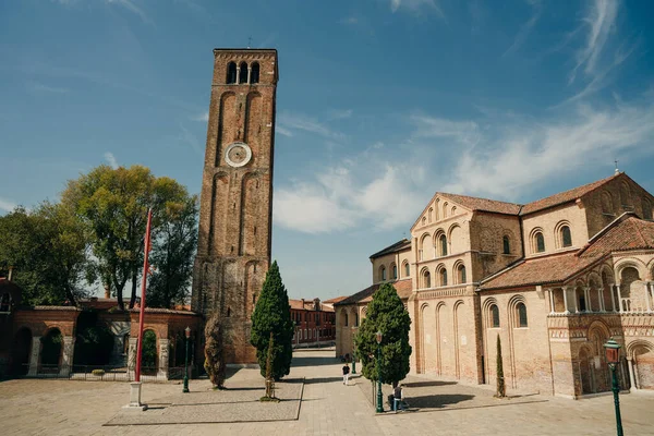 Igreja Santa Maria San Donato Edifício Tijolo Torre Sino Campo — Fotografia de Stock