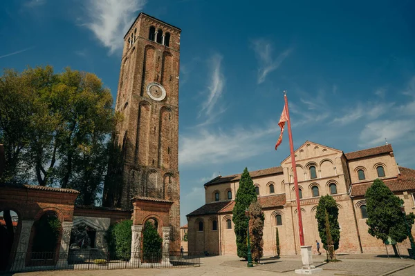 Igreja Santa Maria San Donato Edifício Tijolo Torre Sino Campo — Fotografia de Stock