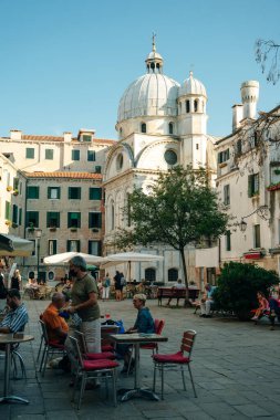 İtalya, Venedik 'teki eski dar cadde manzarası. İtalya 'nın mimarisi ve simgesi. Roma 'nın rahat şehri. Yüksek kalite fotoğraf