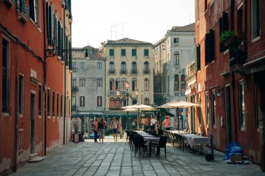 İtalya, Venedik 'teki eski dar cadde manzarası. İtalya 'nın mimarisi ve simgesi. Roma 'nın rahat şehri. Yüksek kalite fotoğraf