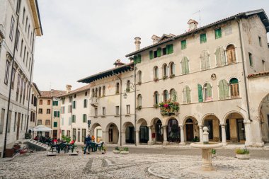 Belluno, İtalya 'da Feltre şehrindeki Piazza Maggiore, 2021. Yüksek kalite fotoğraf