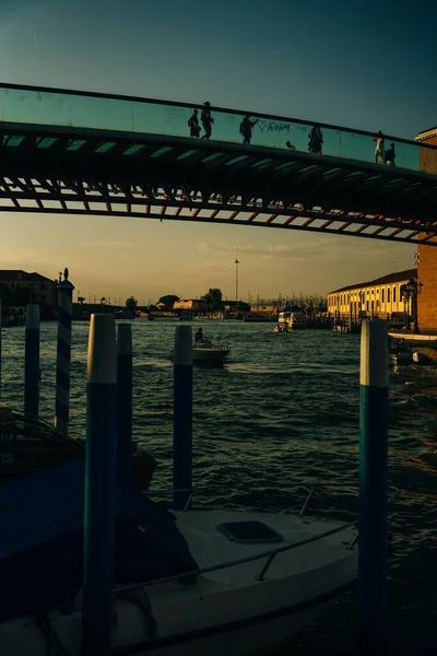 Venedig Italien November 2021 Frachtschiff Unter Der Brücke Ponte Della — Stockfoto