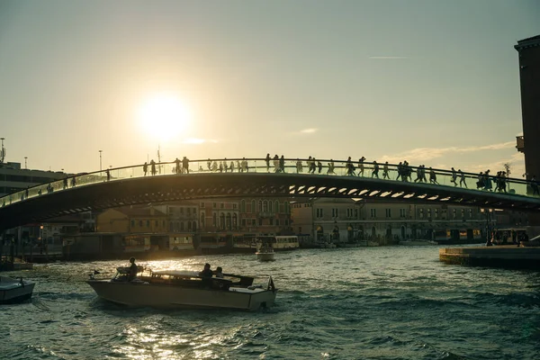 Venice Olaszország Nov 2021 Teherhajó Ponte Della Costituzione Híd Alatt — Stock Fotó