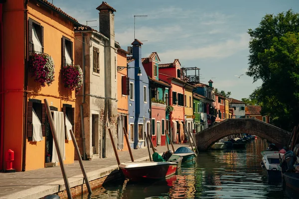 Бурано Италия Остров Бурано Красивыми Разноцветными Домами Группой Туристов Посещающих — стоковое фото