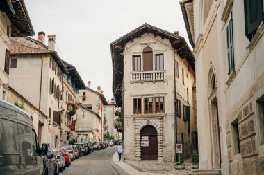 Feltre, İtalya - Kasım, 2021 Venedik, İtalya 'nın kuzeyindeki Belluno ilindeki Feltre kasabasının manzarası. Yüksek kalite fotoğraf