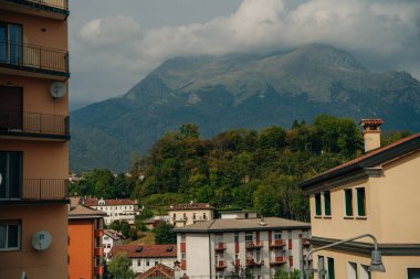 İtalya 'nın kuzeyindeki Veneto eyaletindeki güzel Belluno kasabasının evleri. Yüksek kalite fotoğraf